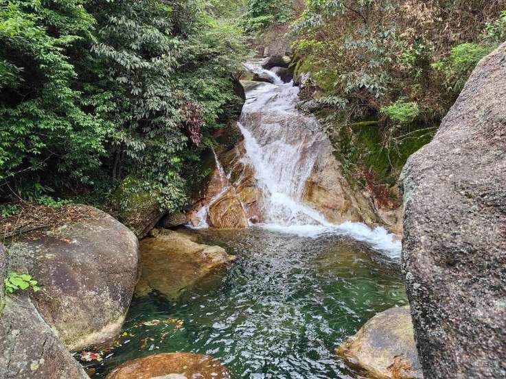 如果一颗核弹在海底300米处引爆，会造成什么后果？会引起大海啸吗？